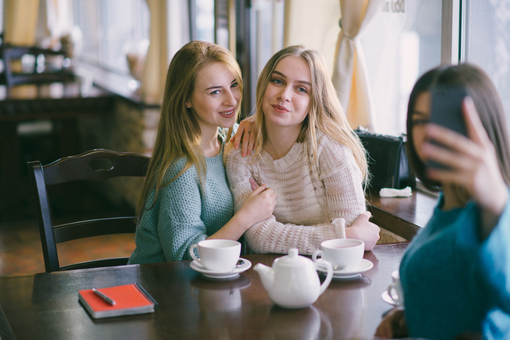 girls-cafe.jpg