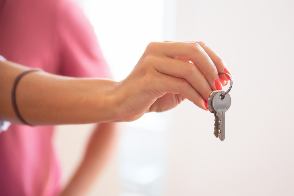 woman-giving-key.jpg